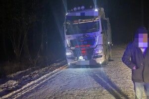 У волинянина з-під будинку вкрали фуру