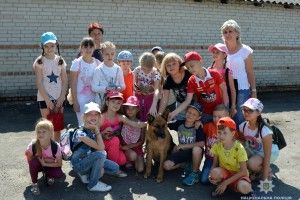 Луцькі першокласники потягали за вуха поліцейську вівчарку Джолі (ФОТО)