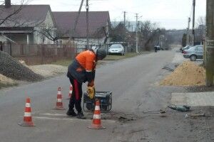 Біля садочка у Тарасовому встановлюють «лежачі поліцейські»