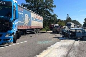На Рівненщині у ДТП потрапили два легковика та вантажівка