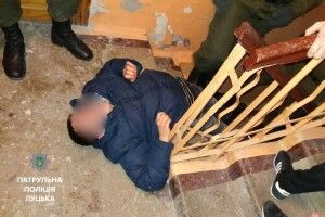 Луцькі патрульні не дали поспати у під’їздах трьом нетверезим громадянам