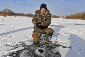 У Луцьку любителів рибалити на кризі морози не лякають 