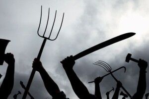 Селяни перекрили дорогу перед знахабнілими зерновозами-важковаговиками
