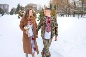 Приїхав з фронту з букетом та каблучкою: історія кохання військового з Волині