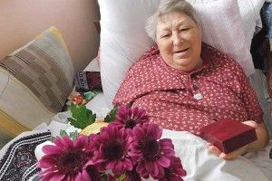 101-річна жінка доглядає хвору доньку
