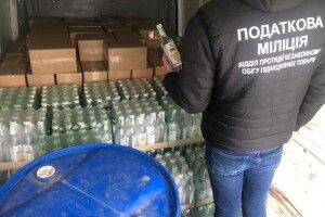 У Володимирі-Волинському затримали вантажівку з 2 400 літрами фальсифікованого алкоголю