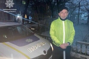 Патрульний у свій вихідний героїчно врятував дитину, винісши її з палаючої квартири (Фото)