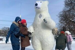 У Центральному парку Луцька бігає білий полярний ведмідь (Фото. Відео)