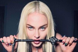 З голими грудьми в сітчастих колготах: Мадонна показала відверту фотосесію на ліжку (Фото 18+)