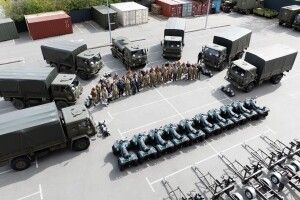 Порошенко передав підрозділам ЗСУ вантажівки, квадроцикли та комплекси РЕБ