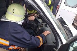 На Волині сталася ДТП: потерпілого водія діставали рятувальники  