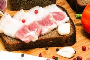 Уляна Супрун закликала українців щодня з'їдати кілька скибок сала