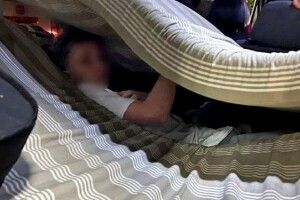 Чоловік сховався в матраці, аби втекти за кордон, і фото потішно-епічні 