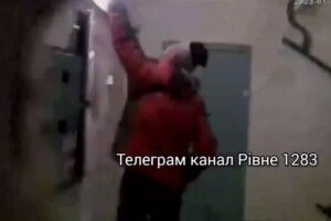 Батьки, впізнавайте: у Рівному хлопці ходять по під’їздах й крадуть лампочки (Відео)
