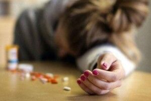 Волинянка спочатку випила 30 таблеток, а потім намагалася порізати вени розбитою пляшкою...