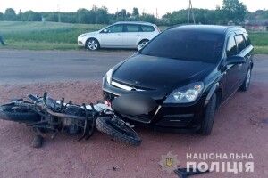У Нововолинську мотоцикл зіткнувся з Opel, травмувався 16-річний хлопець (Фото)