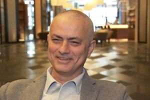 Жозе Моурінью заснув у кріслі перукаря, а прокинувся вже голомозим (фото)