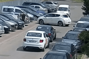 У Луцьку водійка врізалась у припарковані авто і втекла (Відео)