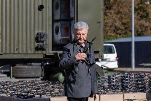 Порошенко повіз на фронт велику партію допомоги – дрони, медеваки, екскаватори і РЕБ