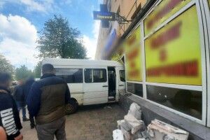 Водій натиснув на газ: бус влетів у торговий заклад