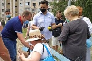 Одіозний «слуга народу» Тищенко примчав на місце вибуху в Києві... роздавати постраждалим лимони