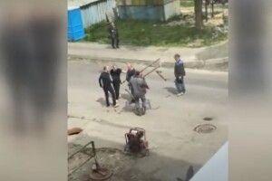 Кидалися цеглинами і молотком: волинянка так знімала бійку комунальників з чоловіком, що впала в каналізацію (Відео)