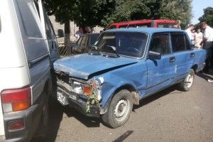 У Чернівцях п'яне викрало «Жигуля» і розтрощило на ньому дев'ять інших автівок