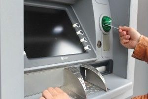Перевіряє волинянка рахунок на картці, а грошей як не було