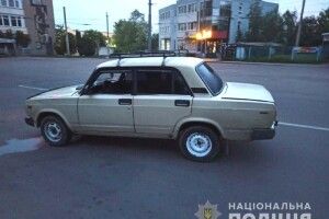 У Рівному трійко парубків добряче хильнули і вирішили покататися: зламали замки в чотирьох автівках – завівся лише «Жигуль»