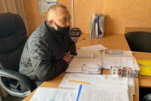 Проректора університету впіймали на хабарі: саме клав до кишені п'ять тисяч «баксів»