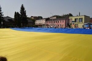 На Рівненщині розгорнули найбільший в Україні синьо-жовтий прапор