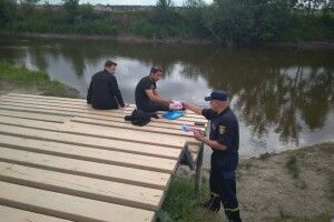 На березі Стиру рятувальники закликали лучан не знаючи броду – не лізти у воду (фото)