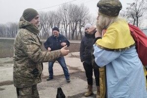 Волинські волонтери показали, як возили Святого Миколая на передову (Фото)