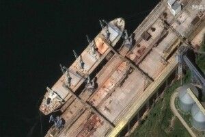 Супутник зняв, як окупанти вантажать на свої судна крадене українське зерно