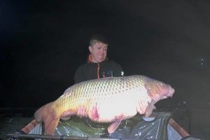 У Кричевичах жінки хотіли відлупцювати своїх чоловіків, які відпустили в озеро коропа вагою 25 кг