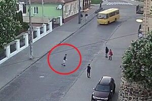 У Луцьку підлітки грали в м’яча просто на дорозі (Відео)