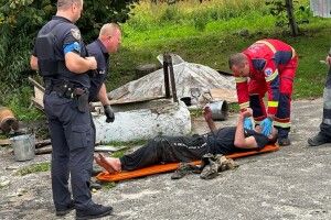 На Волині чоловіка діставали з криниці