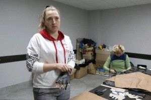 Волонтерки в Луцьку виготовили понад тисячу пар тактичних рукавиць для військових