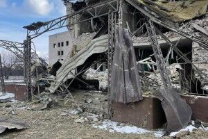 Окупанти до руїн знищили лікарню в місті Ізюм