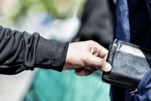 Викрав 20 тисяч: у Луцьку судитимуть зухвалого грабіжника
