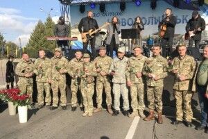 Солдатська каша, виступи капеланів та букети троянд захисникам і матерям загиблих