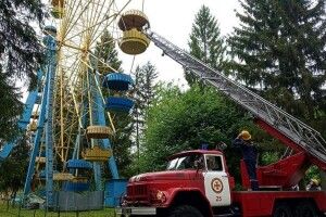 Показали, як рятували лучан з небезпечного атракціону розваг (Відео)