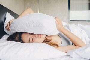 Чому небезпечно спати на старих подушках?