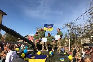 У Коломиї четверо богатирів встановили рекорд з перетягування танка (ВІДЕО)