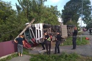 На Рівненщині фура збила електроопору і перекинулася