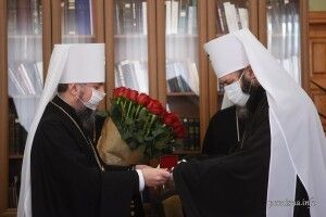 Предстоятель ПЦУ Епіфаній вручив Митрополиту Луцькому і Волинському Михаїлу орден Святого архістратига Михаїла першого ступеня і букет червоних троянд