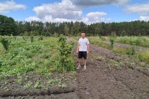 «Після війни потрібно робити те, куди тягне душа»: ветеран з Волині знайшов спокій у садівництві