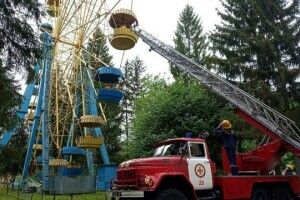 У Луцьку з «чортового колеса» рятувальники зняли 12 людей