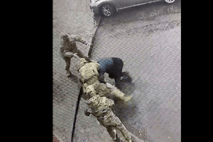 Скандал через повістку: троє працівників військкомату жорстоко побили цивільного (Відео 18+)