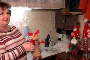 Використовує і палички для їжі: рівненська майстриня шиє новорічних гномів та оленів
